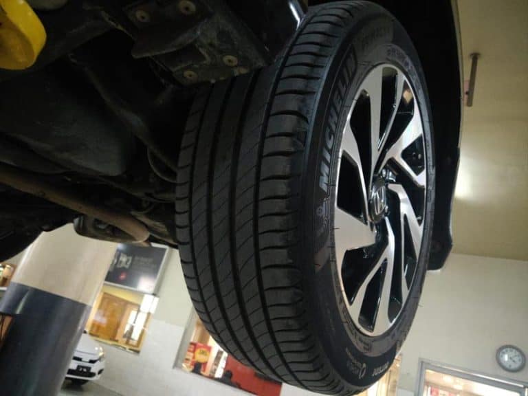 Pirelli Cinturato P7 Vs. Michelin Primacy 4 | CompareTheTire